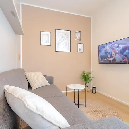 Bright 2br - 8th Floor, Balcony, Free Parking - By Gravity アパート