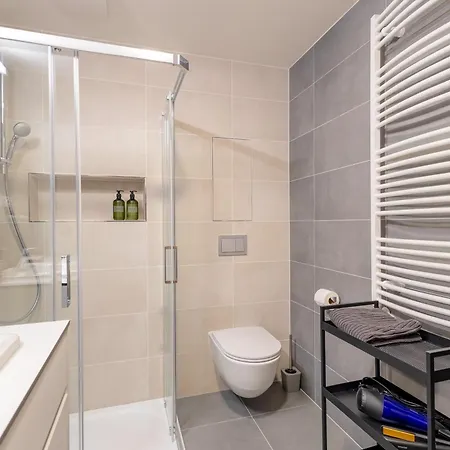 Bright 2br - 8th Floor, Balcony, Free Parking - By Gravity