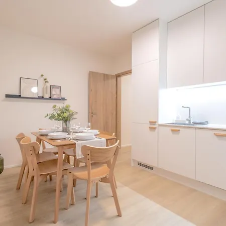 Bright 2br - 8th Floor, Balcony, Free Parking - By Gravity Appartement Prague