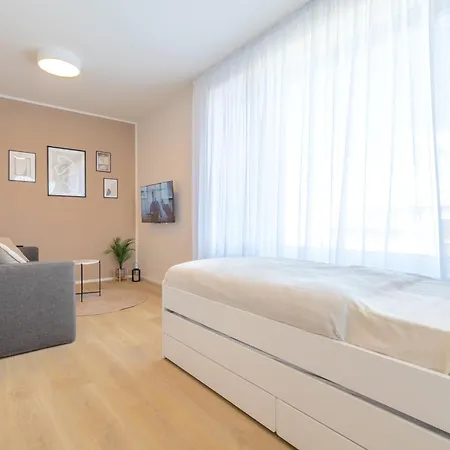 Bright 2br - 8th Floor, Balcony, Free Parking - By Gravity *