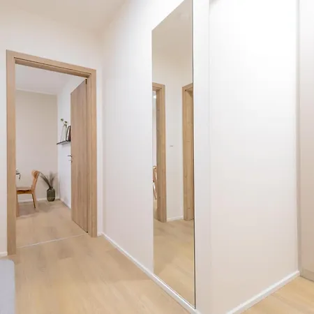Bright 2br - 8th Floor, Balcony, Free Parking - By Gravity アパート