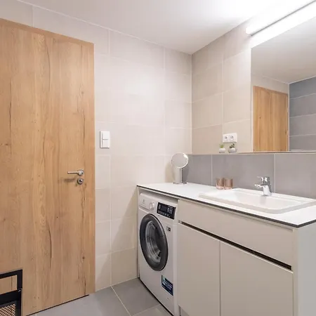 Bright 2br - 8th Floor, Balcony, Free Parking - By Gravity アパート プラハ