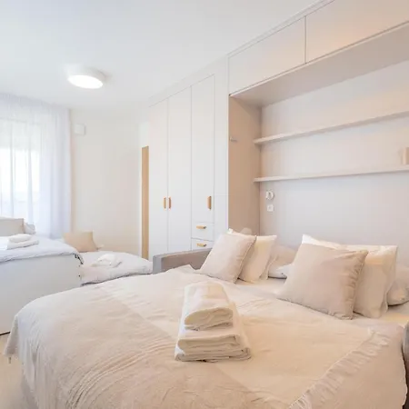 アパート Bright 2br - 8th Floor, Balcony, Free Parking - By Gravity プラハ