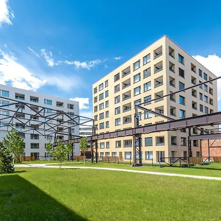 Bright 2br - 8th Floor, Balcony, Free Parking - By Gravity *
