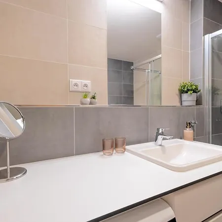 アパート Bright 2br - 8th Floor, Balcony, Free Parking - By Gravity プラハ