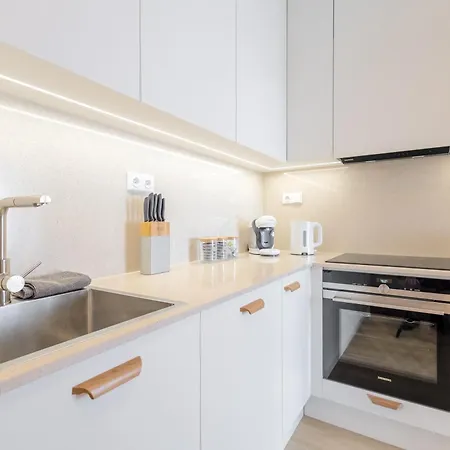 Bright 2br - 8th Floor, Balcony, Free Parking - By Gravity *