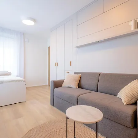 アパート Bright 2br - 8th Floor, Balcony, Free Parking - By Gravity プラハ