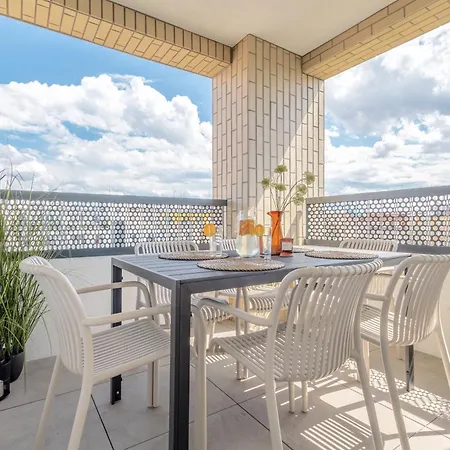Bright 2br - 8th Floor, Balcony, Free Parking - By Gravity *