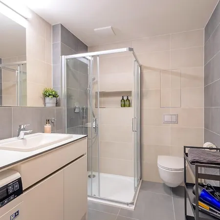 Bright 2br - 8th Floor, Balcony, Free Parking - By Gravity