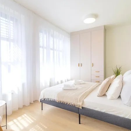 Bright 2br - 8th Floor, Balcony, Free Parking - By Gravity *
