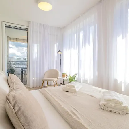 アパート Bright 2br - 8th Floor, Balcony, Free Parking - By Gravity プラハ