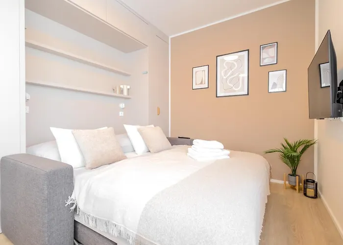 Bright 2br - 8th Floor, Balcony, Free Parking - By Gravity 아파트 *