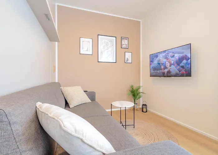 Bright 2br - 8th Floor, Balcony, Free Parking - By Gravity 아파트