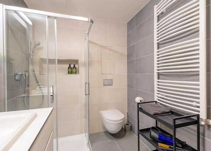 Bright 2br - 8th Floor, Balcony, Free Parking - By Gravity