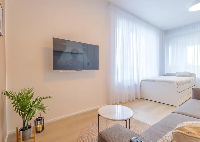 Διαμέρισμα Bright 2br - 8th Floor, Balcony, Free Parking - By Gravity Πράγα