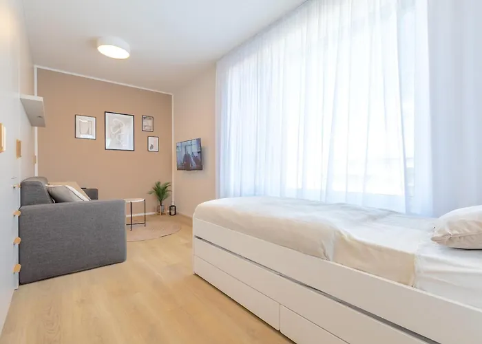 Bright 2br - 8th Floor, Balcony, Free Parking - By Gravity *