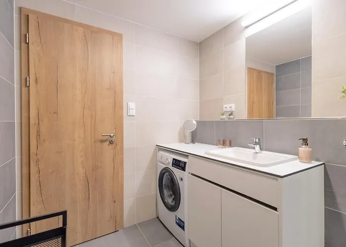 Bright 2br - 8th Floor, Balcony, Free Parking - By Gravity Διαμέρισμα Πράγα