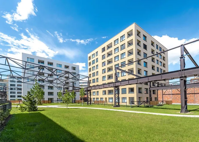 Bright 2br - 8th Floor, Balcony, Free Parking - By Gravity *