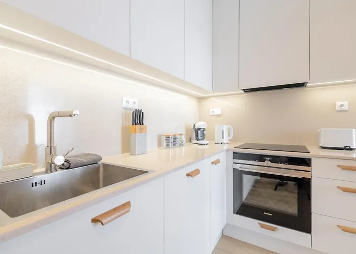 Bright 2br - 8th Floor, Balcony, Free Parking - By Gravity *