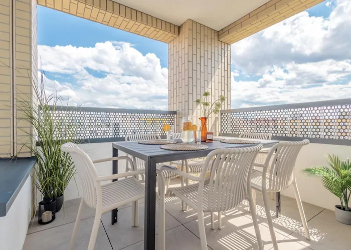 Bright 2br - 8th Floor, Balcony, Free Parking - By Gravity *
