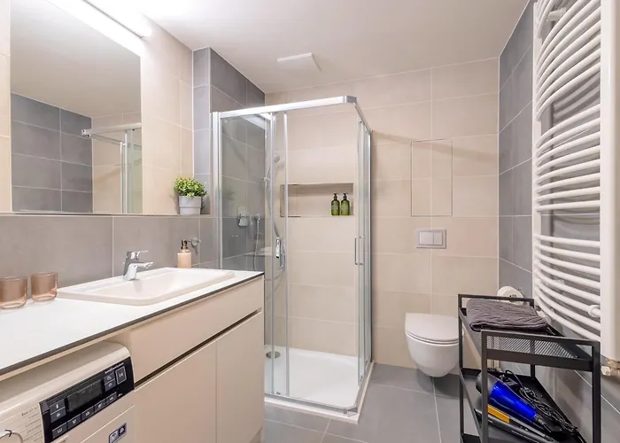 Bright 2br - 8th Floor, Balcony, Free Parking - By Gravity