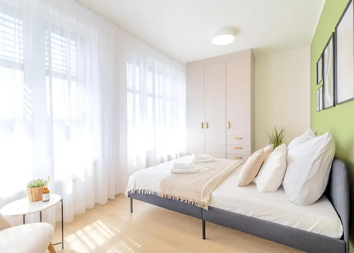 Bright 2br - 8th Floor, Balcony, Free Parking - By Gravity *