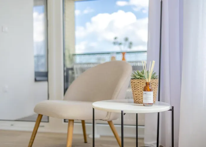 Bright 2br - 8th Floor, Balcony, Free Parking - By Gravity 프라하