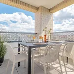 Bright 2br - 8th Floor, Balcony, Free Parking - By Gravity *