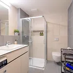Bright 2br - 8th Floor, Balcony, Free Parking - By Gravity