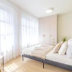 Bright 2br - 8th Floor, Balcony, Free Parking - By Gravity *