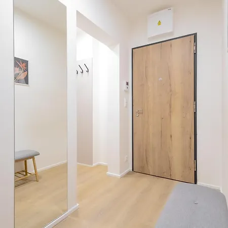 Apartman Bright 2br - 8th Floor, Balcony, Free Parking - By Gravity Prága