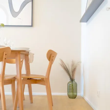 Bright 2br - 8th Floor, Balcony, Free Parking - By Gravity Apartmán