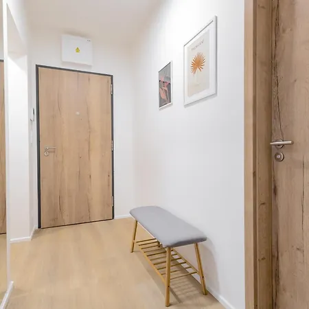 Bright 2br - 8th Floor, Balcony, Free Parking - By Gravity Apartmán *